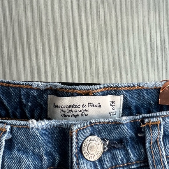 Abercrombie Curve Love Ultra High Rise 90s Straight Jean - Picture 2 of 5